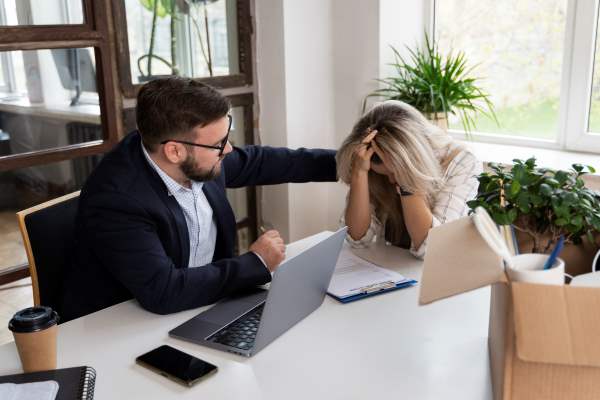 jefe-acosa-empleada-acoso-laboral-sexual-